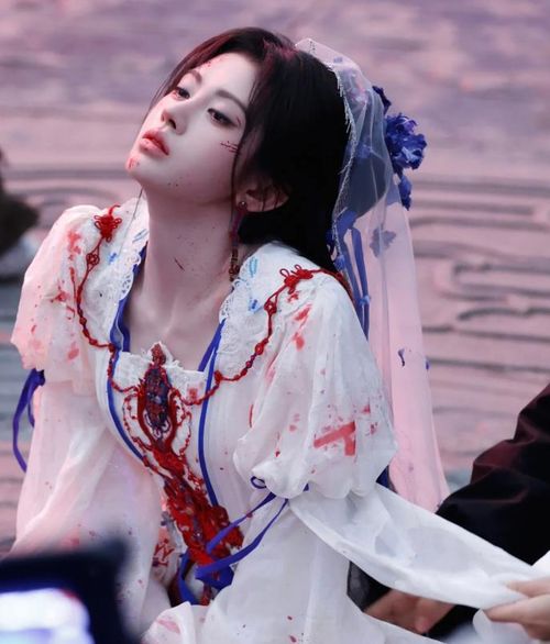 Cúc Tịnh Y nhiều lần trở thành chủ đề bàn luận vì những cảnh bị thương nhưng vẫn giữ vẻ ngoài gần như hoàn hảo. Dù gương mặt xuất hiện vài vệt máu, mái tóc hơi rối hay trang phục sờn rách, nữ diễn viên vẫn duy trì làn da trắng mịn, đôi mắt long lanh và thần thái cuốn hút.