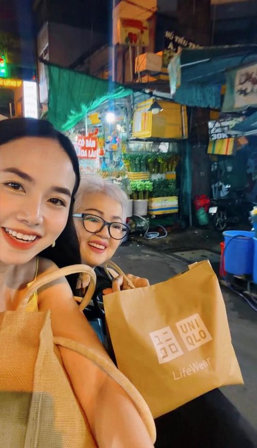 Khoảnh khắc Đinh Ngọc Diệp bên mẹ. Ảnh: FBNV