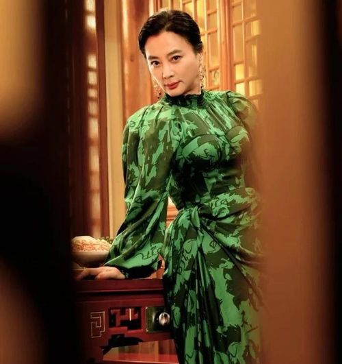 Lý Linh Ngọc sang trọng, quyền lực dù tuổi đã ngoài 60.