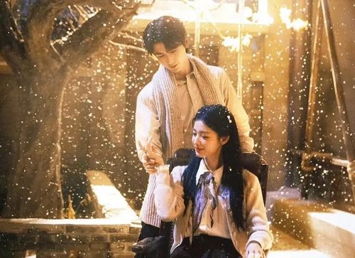 Giây Phút Ấy Vượt Giới Hạn quy tụ Trương Lăng Hách, Vương Sở Nhiên và Phó Tân Bác trong một câu chuyện lấy bối cảnh thời dân quốc. Đây là một trong những dự án được chú ý ngay từ khi công bố nhờ quy mô đầu tư lớn và dàn diễn viên nổi tiếng. Tuy nhiên, sau khi lên sóng, bộ phim lại nhận nhiều ý kiến trái chiều về chất lượng. Không ít khán giả cho rằng phần hình ảnh sử dụng hiệu ứng quá nhiều, khiến tổng thể thiếu chiều sâu, trong khi cách quay và nhịp dựng chưa tạo được dấu ấn như kỳ vọng. Dù vậy, sức hút của Trương Lăng Hách và Vương Sở Nhiên vẫn giúp bộ phim duy trì lượng thảo luận cao trên các nền tảng mạng xã hội.