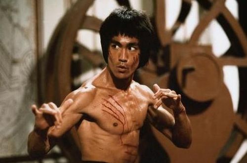 Kỹ thuật Nhất Thốn Quyền (One Inch Punch) trở thành dấu ấn gắn liền với tên tuổi Lý Tiểu Long và được nhiều võ sĩ nghiên cứu đến nay.