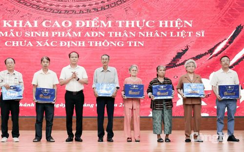 Trao quà cho thân nhân liệt sĩ.