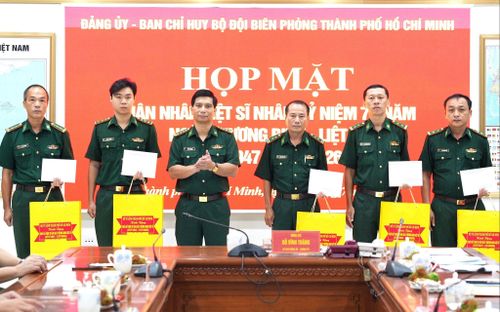 Đại tá Đỗ Vĩnh Thăng trao quà tri ân thân nhân liệt sĩ và người thờ cúng liệt sĩ đang công tác trong đơn vị.