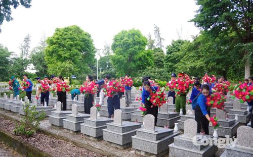 Cán bộ, chiến sĩ Hải đoàn 42 cùng đoàn viên, thanh niên địa phương vệ sinh, cắm hoa, lau chùi phần mộ các anh hùng liệt sĩ