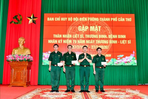 Đại tá Phạm Lê Xuân Bình, Chỉ huy trưởng BĐBP thành phố tặng quà cho các đồng chí là con thương binh.