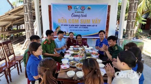 Chương trình "Bữa cơm sum vầy" tại gia đình thương binh Hà Thị Thành tại xã Xuân Cảnh.
