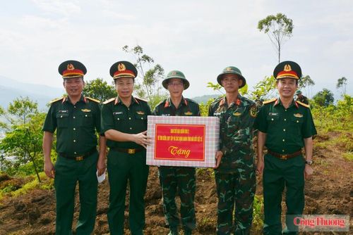 Thiếu tướng Nguyễn Ngọc Ngân, Phó Chủ nhiệm Chính trị Quân khu động viên lực lượng lấy mẫu, xác định danh tính hài cốt liệt sĩ tại Nghĩa trang liệt sĩ xã Tu Vũ, tỉnh Phú Thọ. Ảnh: NN
