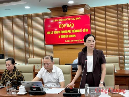 Đại diện Sở Nội vụ phát biểu tại họp báo