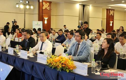 Các đại biểu tham dự diễn đàn.