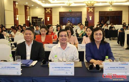 Thứ trưởng Bộ Công Thương Phan Thị Thắng tham dự và có bài phát biểu tại diễn đàn.