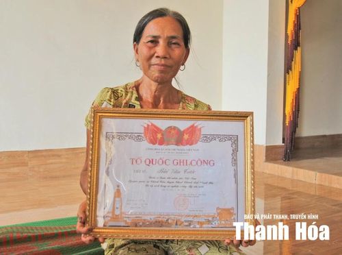 Bà Bùi Thị Năng bên Tấm bằng Tổ quốc ghi công của cha - liệt sĩ Bùi Văn Tước