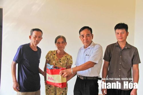 Ông Võ Tiến Nhàn, Bí thư Chi bộ, trưởng thôn và ông Mai Tuấn Thành, Trưởng ban Công tác Mặt trận thôn Minh Ba, xã Ngọc Trạo thăm gia đình bà Bùi Thị Năng nhân dịp 27/7.