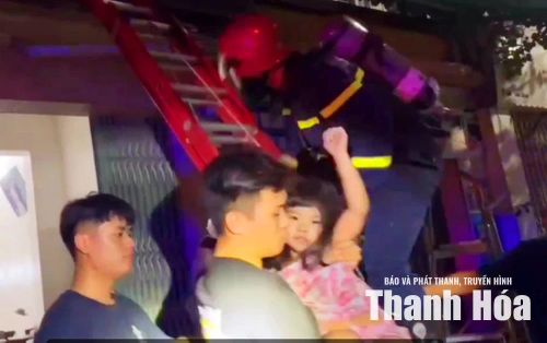 Cán bộ, chiến sĩ Cảnh sát PCCC và CNCH kịp thời đưa 3 người bị mắc kẹt trong căn nhà bị cháy trên đường Minh Khai, phường Hạc Thành ra ngoài an toàn.