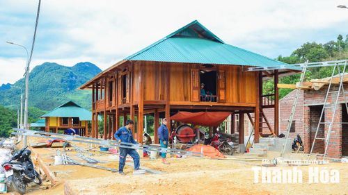 Điểm đặc biệt của khu tái định cư Pom Dụng là định hướng xây dựng đồng bộ nhưng vẫn giữ gìn bản sắc văn hóa vùng cao. Trong đó, có 16 hộ dân đăng ký dựng lại những ngôi nhà sàn truyền thống của dân tộc mình.
