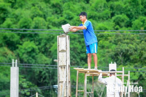 Những cây cột trụ, tường gạch vẫn đang từng ngày cao thêm trên nền đất đỏ, mang theo những ước mơ hết sức bình dị: Một mái ấm vững chãi, một giấc ngủ tròn đêm và một tương lai không còn ám ảnh thiên tai.