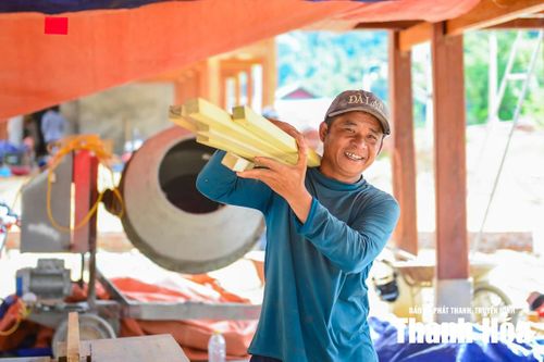 Cùng chung niềm hân hoan, gia đình 4 khẩu của ông Vi Văn Lai (bản Mìn) không giấu nổi sự xúc động. Có đất sạch, hạ tầng sẵn sàng, ước mơ về một mái nhà vững chãi đối với gia đình ông nay đã trở thành hiện thực.