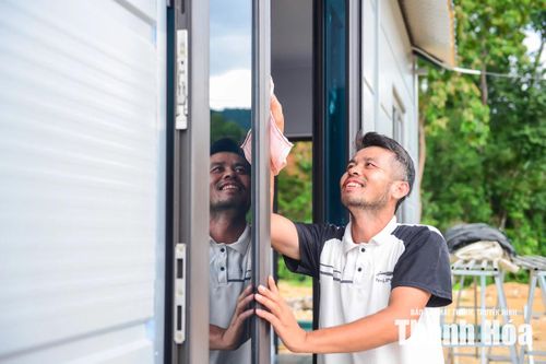 Là hộ đầu tiên chuyển về đây xây nhà, gia đình 2 khẩu của ông Phạm Bá Thọ (bản Chiềng) nay đã thảnh thơi sinh sống trong căn nhà mới hoàn thiện. Sự tiên phong ấy đã tiếp thêm niềm tin cho hàng chục hộ dân khác.