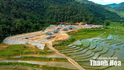 Nhưng giờ đây, một trang mới đang mở ra. Trên đồi Pom Dụng xanh xanh mùa lúa, một khu tái định cư kiên cố đã hoàn thành, biến giấc mơ an cư bấy lâu của đồng bào vùng biên thành hiện thực.