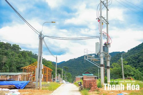Khu tái định cư được đầu tư bài bản với đầy đủ hạ tầng thiết yếu: đường giao thông, điện lưới, nước sinh hoạt và hệ thống thoát nước... tạo nền tảng vững chắc cho cuộc sống lâu dài của người dân.
