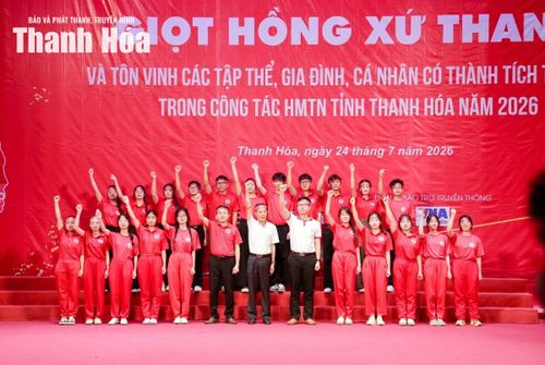 Phó Chủ tịch UBND tỉnh Đầu Thanh Tùng và các đại biểu hưởng ứng Chương trình