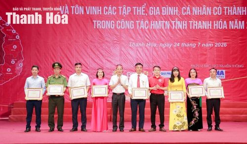 Phó Chủ tịch UBND tỉnh Đầu Thanh Tùng trao giấy khen cho các tập thể tiêu biểu trong công tác hiến máu tình nguyện năm 2025-2026.