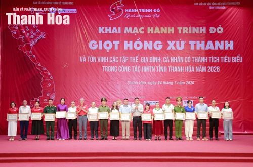 Đại diện lãnh đạo Ban Tuyên giáo và Dân vận Tỉnh ủy trao giấy khen cho các cá nhân tiêu biểu trong công tác hiến máu tình nguyện năm 2025-2026.