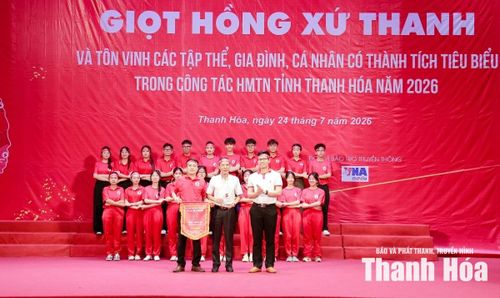 Phó Giám đốc Trung tâm Máu Quốc gia Nguyễn Bá Khanh trao biểu trưng và cờ lưu niệm lần thứ XIV cho tỉnh Thanh Hóa.