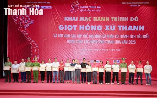 Đại diện Ủy ban MTTQ tỉnh trao giấy khen cho các cá nhân tiêu biểu trong công tác hiến máu tình nguyện năm 2025-2026.