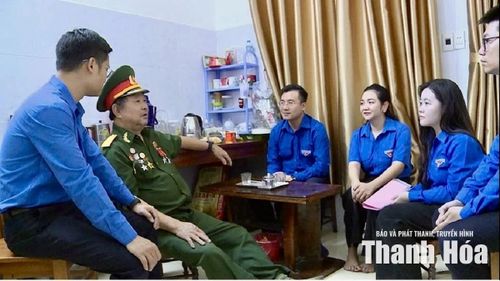 Đoàn viên, thanh niên thăm hỏi thương binh tại Trung tâm Nuôi dưỡng, điều dưỡng người có công Thanh Hóa.