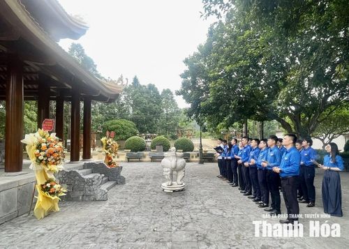Đoàn dâng hương tại Di tích lịch sử Nhà máy điện Hàm Rồng.