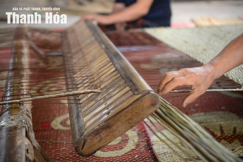 Trong quá trình dệt, một người lùa cói, người còn lại ép go để giữ mép chiếu và định hình. Mọi động tác phải ăn khớp, đều tay để từng hàng cói khít chặt, mặt chiếu phẳng đẹp và chắc chắn.