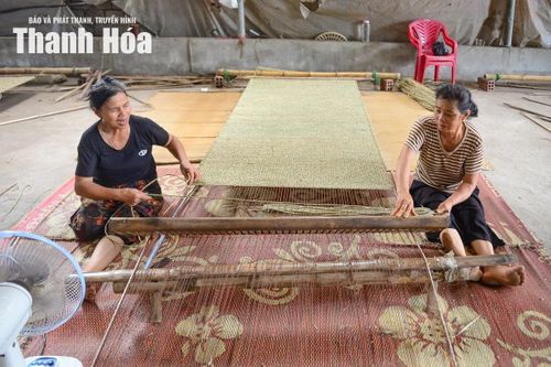 Dệt chiếu là công đoạn đòi hỏi sự phối hợp nhịp nhàng và tính chính xác cao của. Thông thường, hai người cùng thao tác trên một khung dệt.