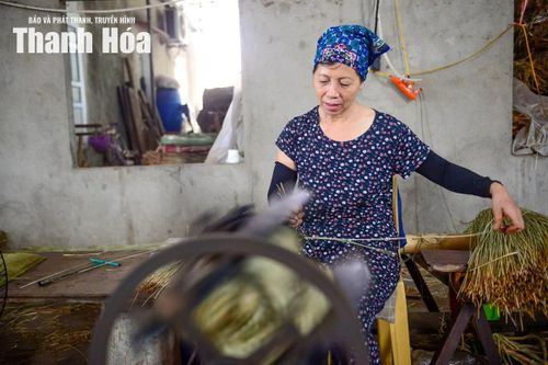 Hiện nay, các xưởng sản xuất thường sử dụng máy se lõi cói chuyên dụng. Tùy thuộc vào yêu cầu của sản phẩm đan lát sợi cói sẽ được se theo chiều xuôi hoặc chiều ngược để lực xoắn giữ chặt lõi, tạo ra bề mặt dây tròn đều, nhẵn và chắc chắn.
