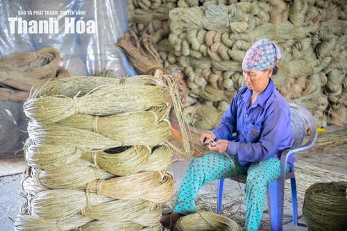 Theo những người thợ dệt chiếu, thu nhập của họ được tính theo số lượng sản phẩm mà họ làm ra. Ai chăm chỉ, làm được nhiều thì có thu nhập cao hơn, bình quân mỗi lao động đạt khoảng 5-6 triệu đồng/tháng, đủ để trang trải cuộc sống và tiếp tục gắn bó với nghề truyền thống.
