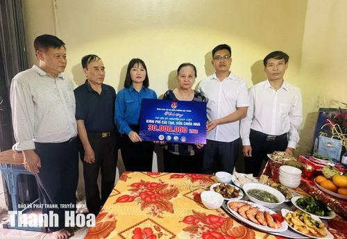 Đoàn phường Hạc Thành trao biển kinh phí hỗ trợ sửa chữa nhà ở cho bà Nguyễn Thị Hòa.