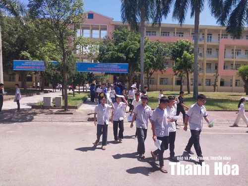 Học sinh tham dự kỳ thi vào lớp 10 THPT năm học 2026-2027 tại Trường TH, THCS và THPT Hồng Đức.