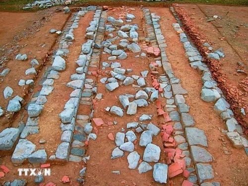 Dấu tích kiến trúc Đàn tế Nam Giao Thành nhà Hồ sau các đợt khai quật. Ảnh: Hoa Mai/TTXVN