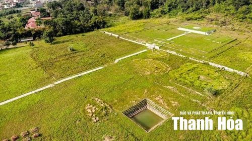 Giếng Vua (giếng Ngự Dục) nằm ở góc Đông Nam của đàn tế Nam Giao.