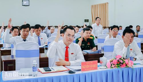 Đại biểu biểu quyết thông qua nghị quyết tại kỳ họp.