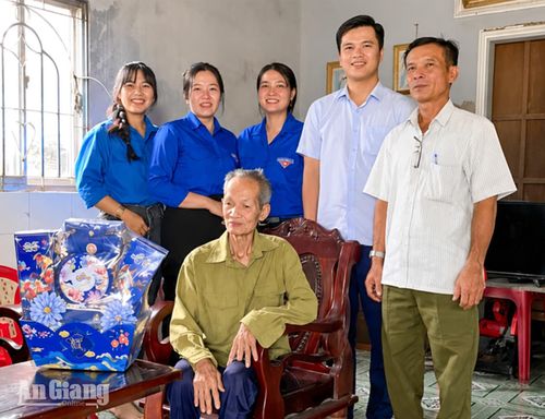 Đoàn Thanh niên xã Đông Hòa tổ chức chương trình “Bữa cơm tri ân” tại các gia đình chính sách.