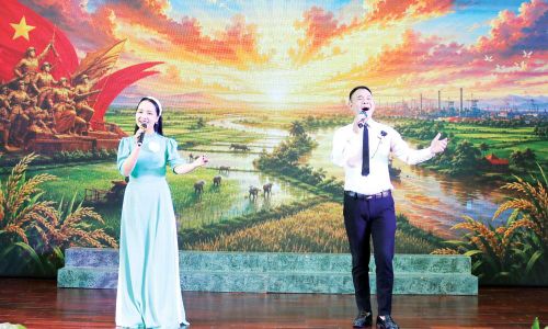 Nghệ sĩ Nhà hát Chèo Bắc Ninh biểu diễn phục vụ người có công