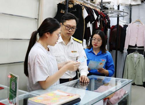 Cán bộ ngành Thuế tỉnh tuyên truyền, phổ biến về các chính sách thuế đến hộ kinh doanh.