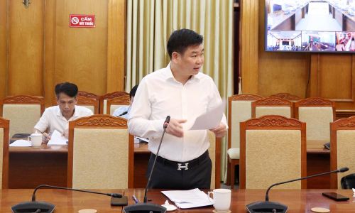 Lãnh đạo Sở Nông nghiệp và Môi trường trình bày dự thảo.