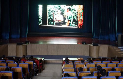 Khán giả xem phim tại chương trình khai mạc Tuần phim.