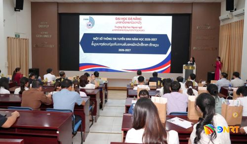 Các trường đại học thành viên của Đại học Đà Nẵng tham gia giải đáp các vấn đề lưu học sinh quan tâm, giúp các bạn dễ dàng lựa chọn ngành học trong tương lai. Ảnh: THU HÀ