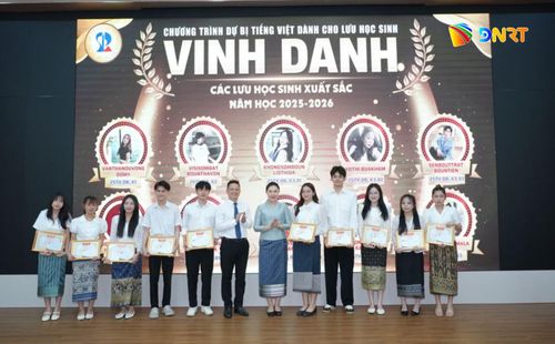 Các lưu học sinh xuất sắc được vinh danh sau khi hoàn thành xong chương trình dự bị tiếng Việt tại Trường Đại học Sư phạm (Đại học Đà Nẵng). Ảnh: THU HÀ