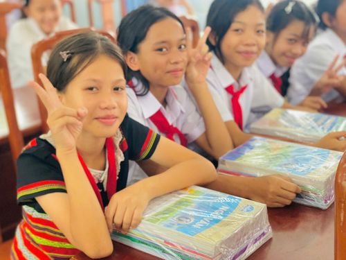 Tặng sách giáo khoa đến học sinh đồng bào Cơ Tu sinh sống trên địa bàn thành phố Đà Nẵng. Ảnh: Hội Khuyến học thành phố.