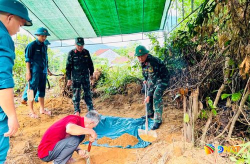 Lực lượng chức năng khảo sát, tìm kiếm hài cốt liệt sĩ tại xã Nông Sơn. Ảnh: MINH THÔNG