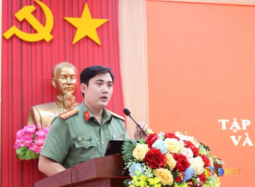 Báo cáo viên phổ biến những nội dung cơ bản của Luật Bảo vệ bí mật nhà nước. Ảnh: NGỌC HÀ