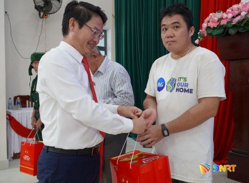 Bí thư Đảng ủy xã Phước Trà Nguyễn Văn Nam tặng quà người có công, thân nhân người có công với cách mạng. Ảnh: N.ĐOAN